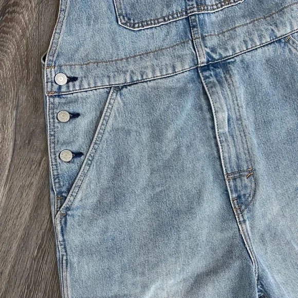Levi’s | Denim Shortalls Light Wash - Picture 5 of 10